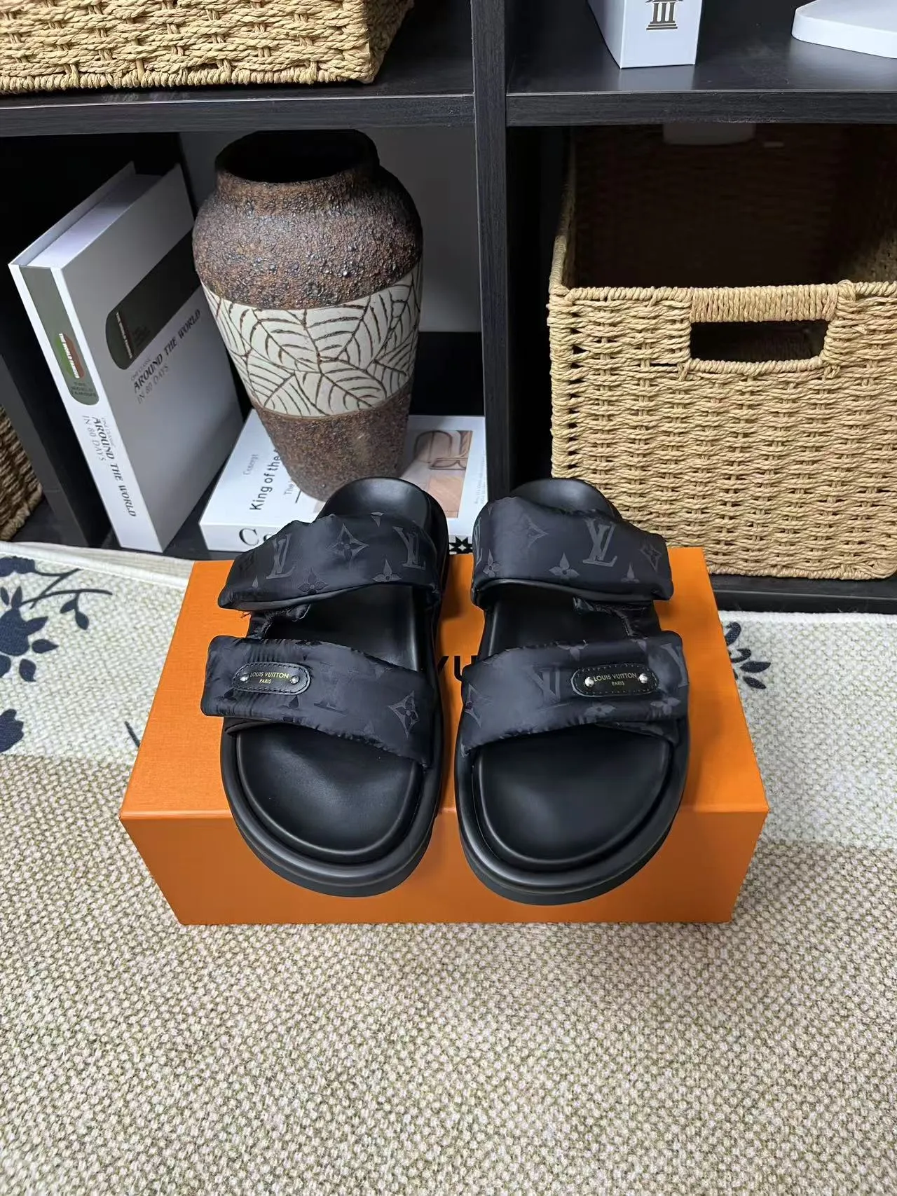 P340 yuan LV Louis Vuitton Full of high-end feel! A popular model among bloggers at home and abroad, it’s retro and fashionable, and looks stunning on your feet! Mainly recommended model on the official website★ ━━━━━ ЅᏇєєt ━━━━━ ▪️Upper: original calfskin ➕5D printing process ▪️Inner: imported mixed sheepskin ▪️Outsole: original molded foam outsole ▪️Size: Female 35-40 Men's 39-44 (women's 41 men's 45)